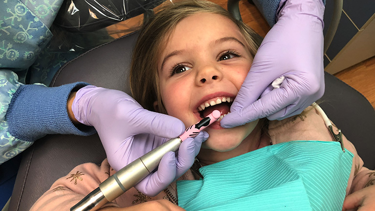 Meisje bij de tandarts