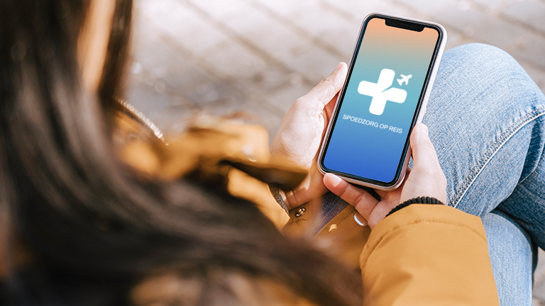 Vrouw opent app Spoedzorg op reis