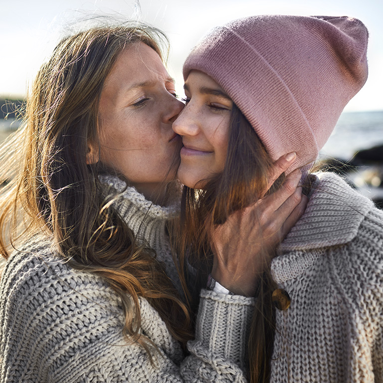 Moeder kust haar 18 jarig kind