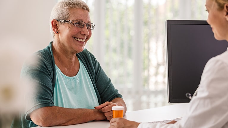 Transgender persoon in gesprek over hormoonmedicatie