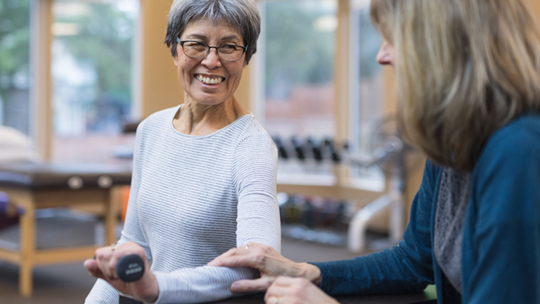 Vrouw tilt kleine halter