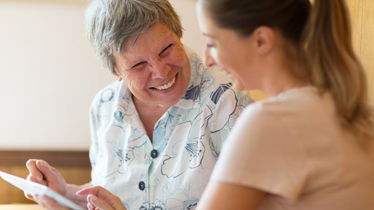 Vrouwen bekijken tablet