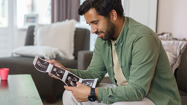 Man kijkt naar rits echo foto's