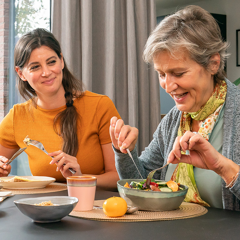 Moeder en dochter eten samen