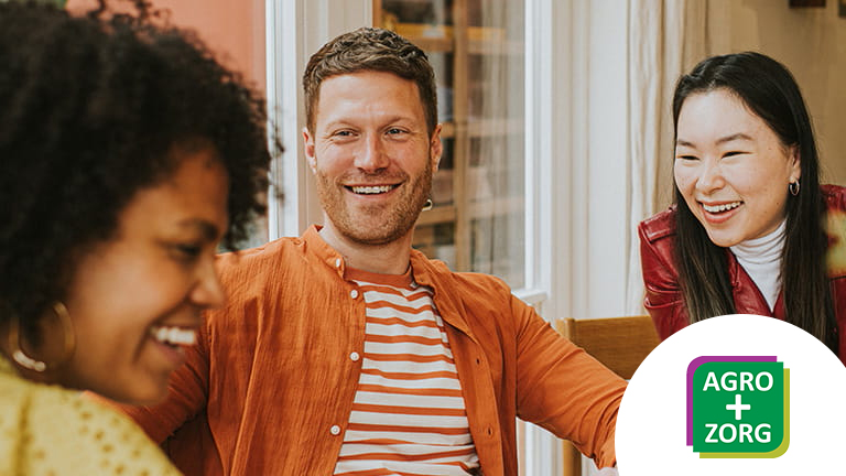 3 vrienden lachen samen