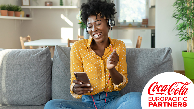 Vrolijke vrouw luistert muziek