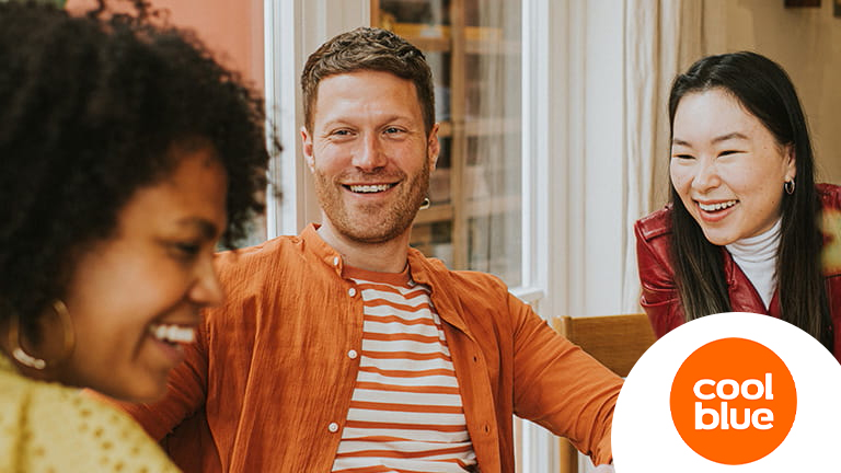 3 vrienden lachen samen