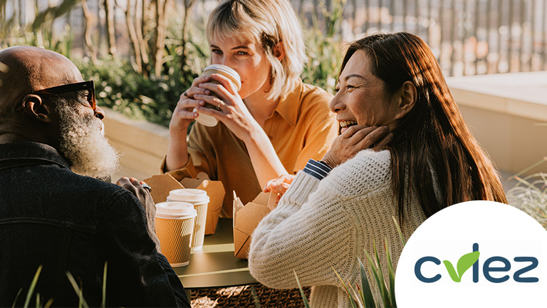 3 vrienden lachen samen