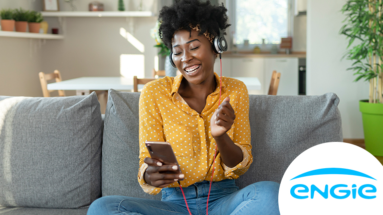 Vrolijke vrouw luistert muziek