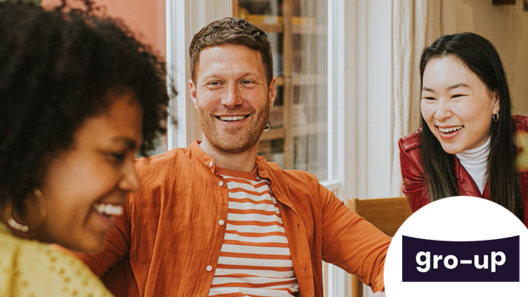 3 vrienden lachen samen