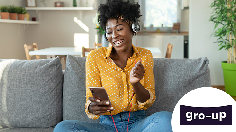 Vrolijke vrouw luistert muziek