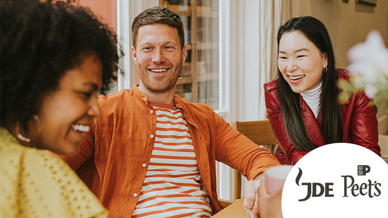 Drie vrienden lachen samen