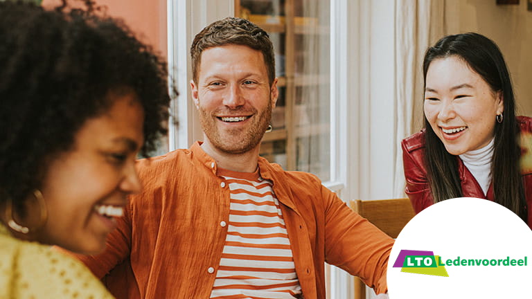 3 vrienden lachen samen