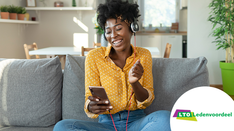 Vrolijke vrouw luistert muziek