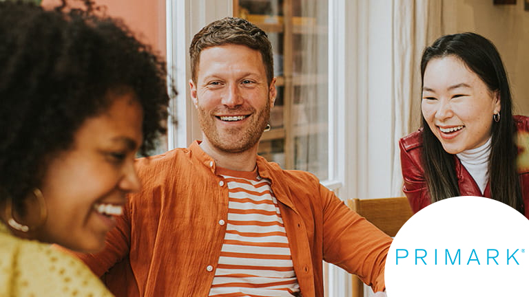 3 vrienden lachen samen