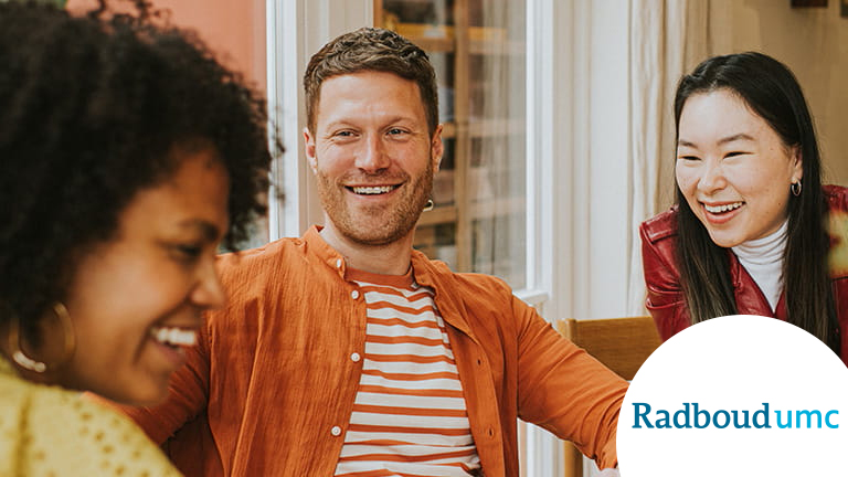 3 vrienden lachen samen