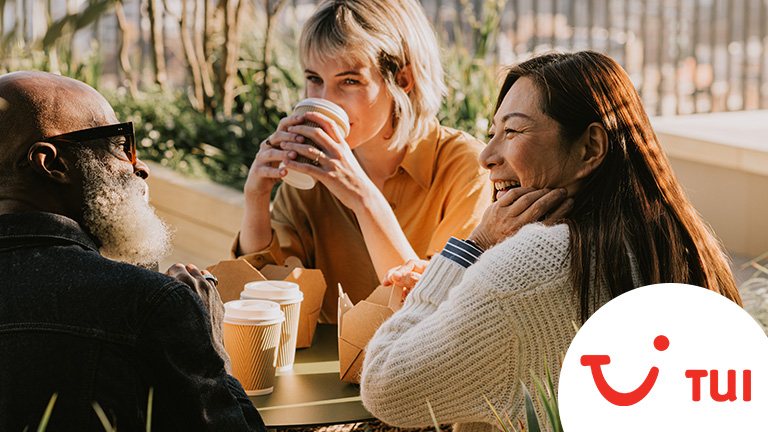 3 vrienden lachen samen