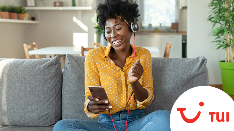 Vrouw luistert muziek met headphones