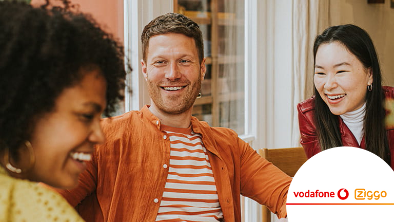 3 vrienden lachen samen