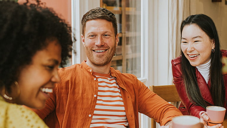 3 vrienden lachen samen