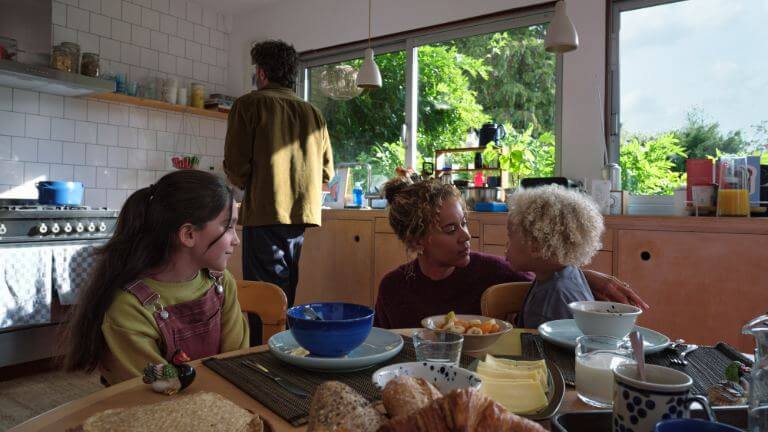 Gezin aan ontbijttafel