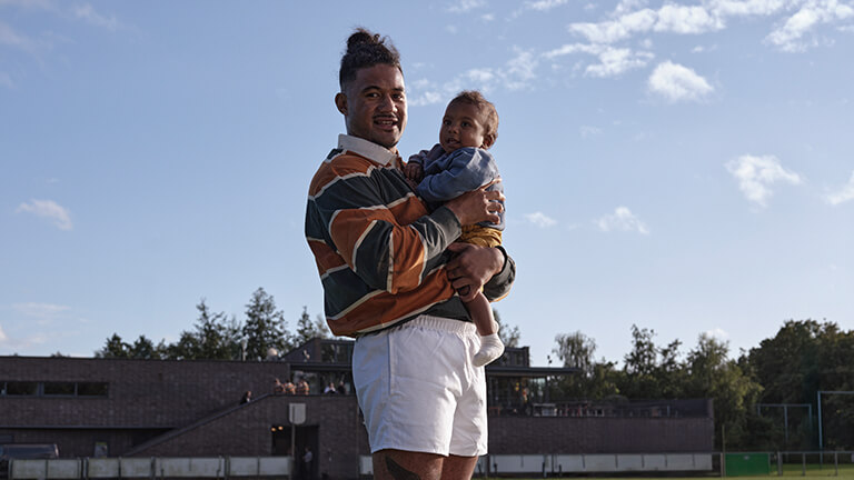 Man met baby op de arm