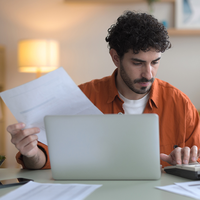 Man doet belastingaangifte