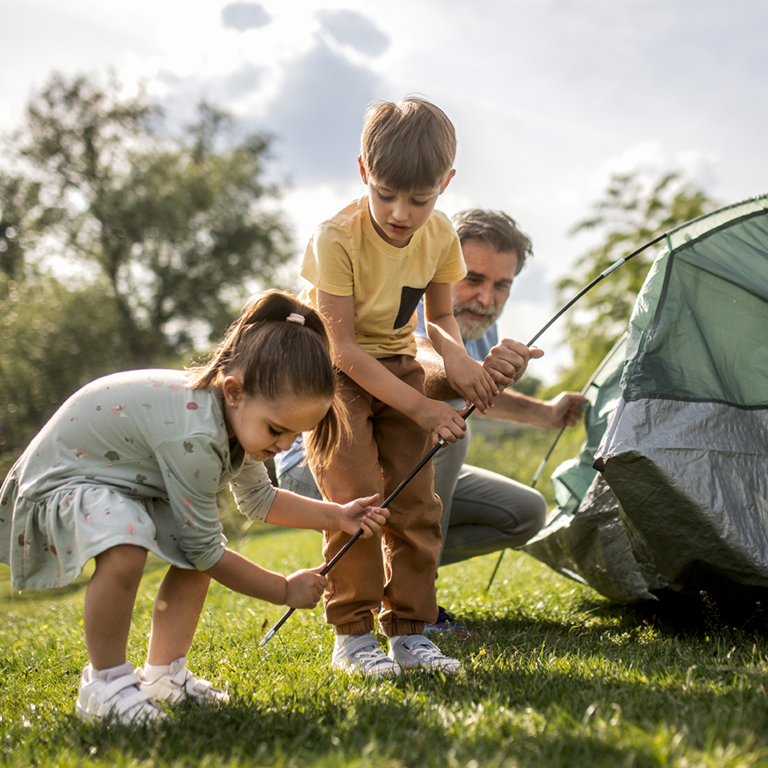 Man zet met kinderen tent op