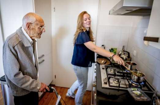 Vrouw helpt oudere man uit met koken