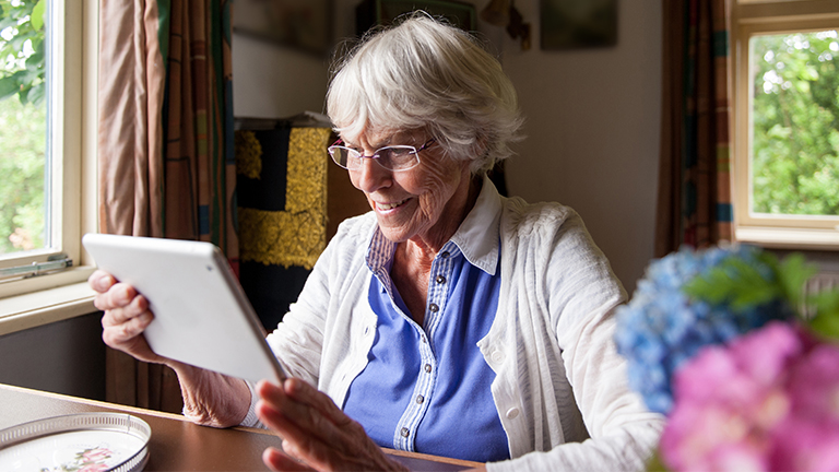 Oudere vrouw aan het videobellen