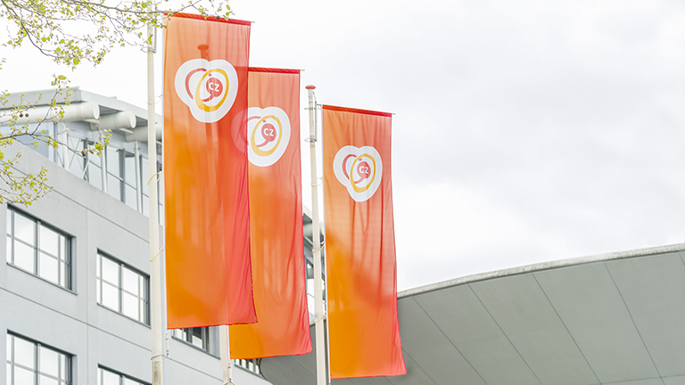 CZ-vlaggen wapperen in de wind