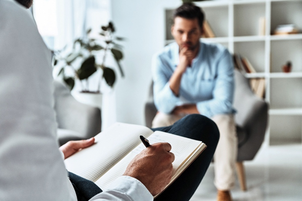 Man in een behandelkamer