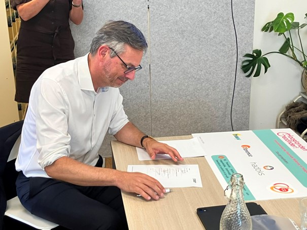 Joep de Groot, bestuursvoorzitter van CZ tekende de intentieverklaring Passende Wijkzorg namens CZ