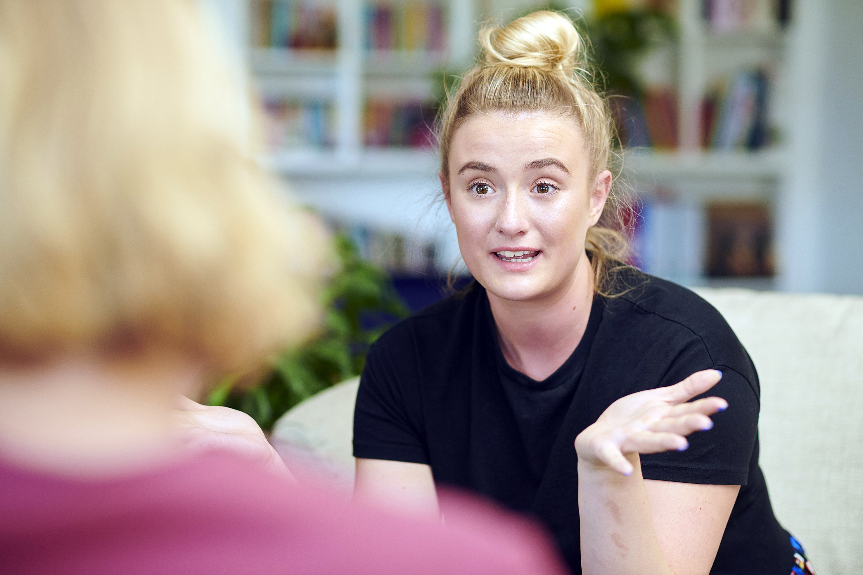 Twee vrouwen in gesprek