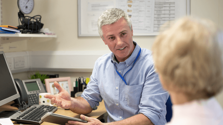 Huisarts in gesprek met patient