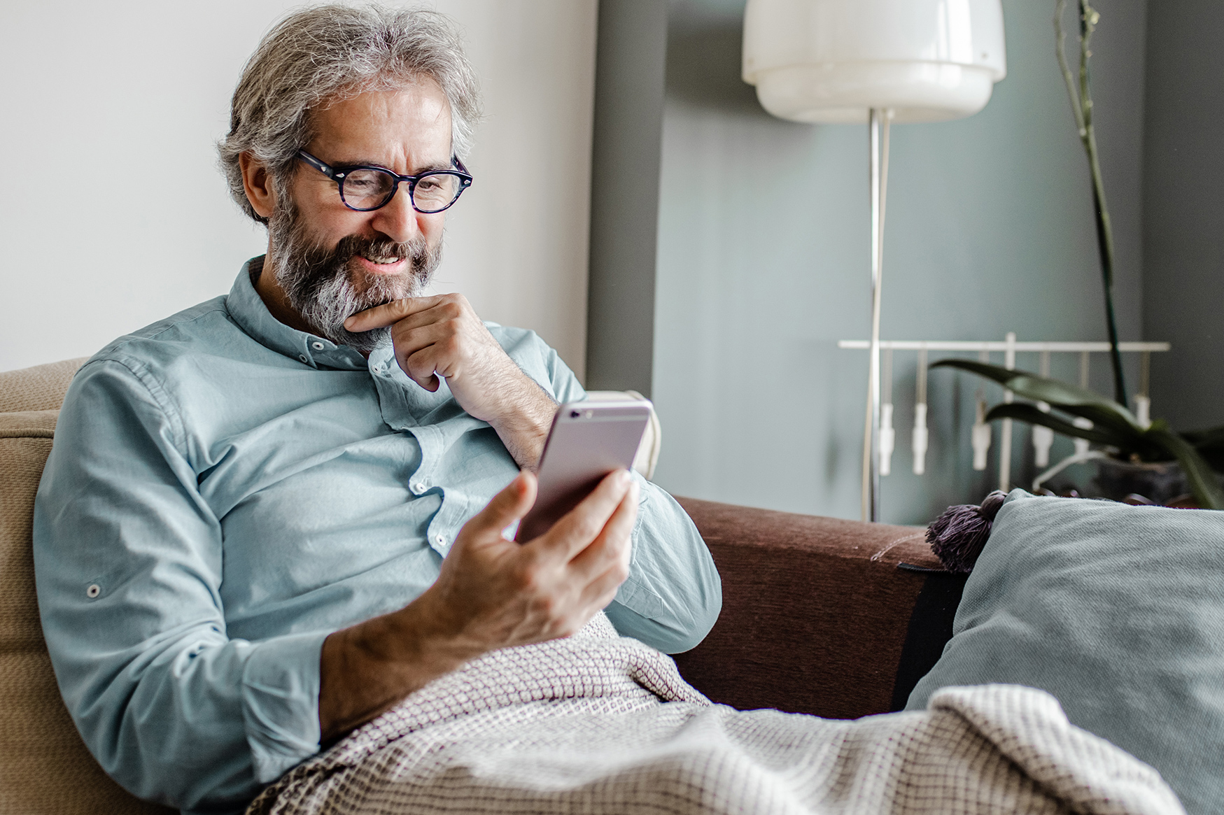 Man kijkt op smartphone