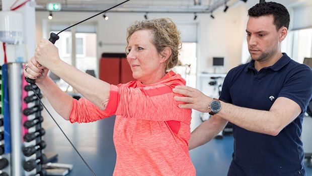Vrouw wordt behandeld bij fysiotherapeut