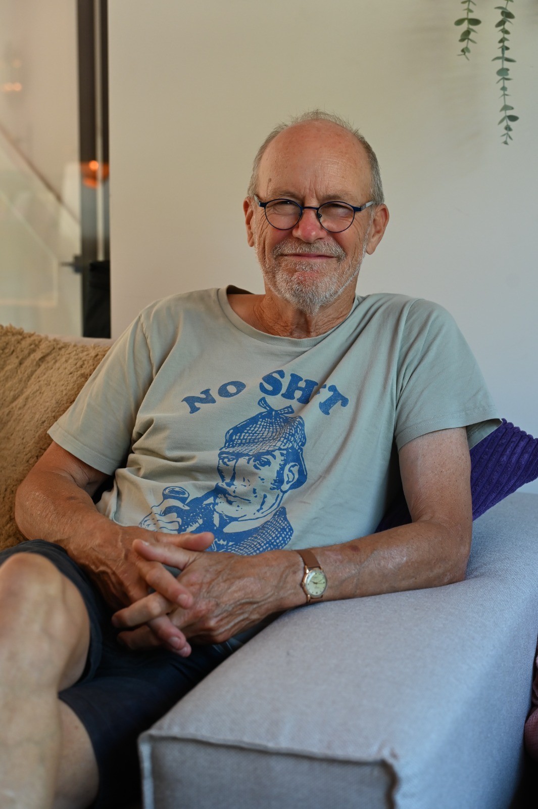 Man van de Luisterlijn lacht naar de camera