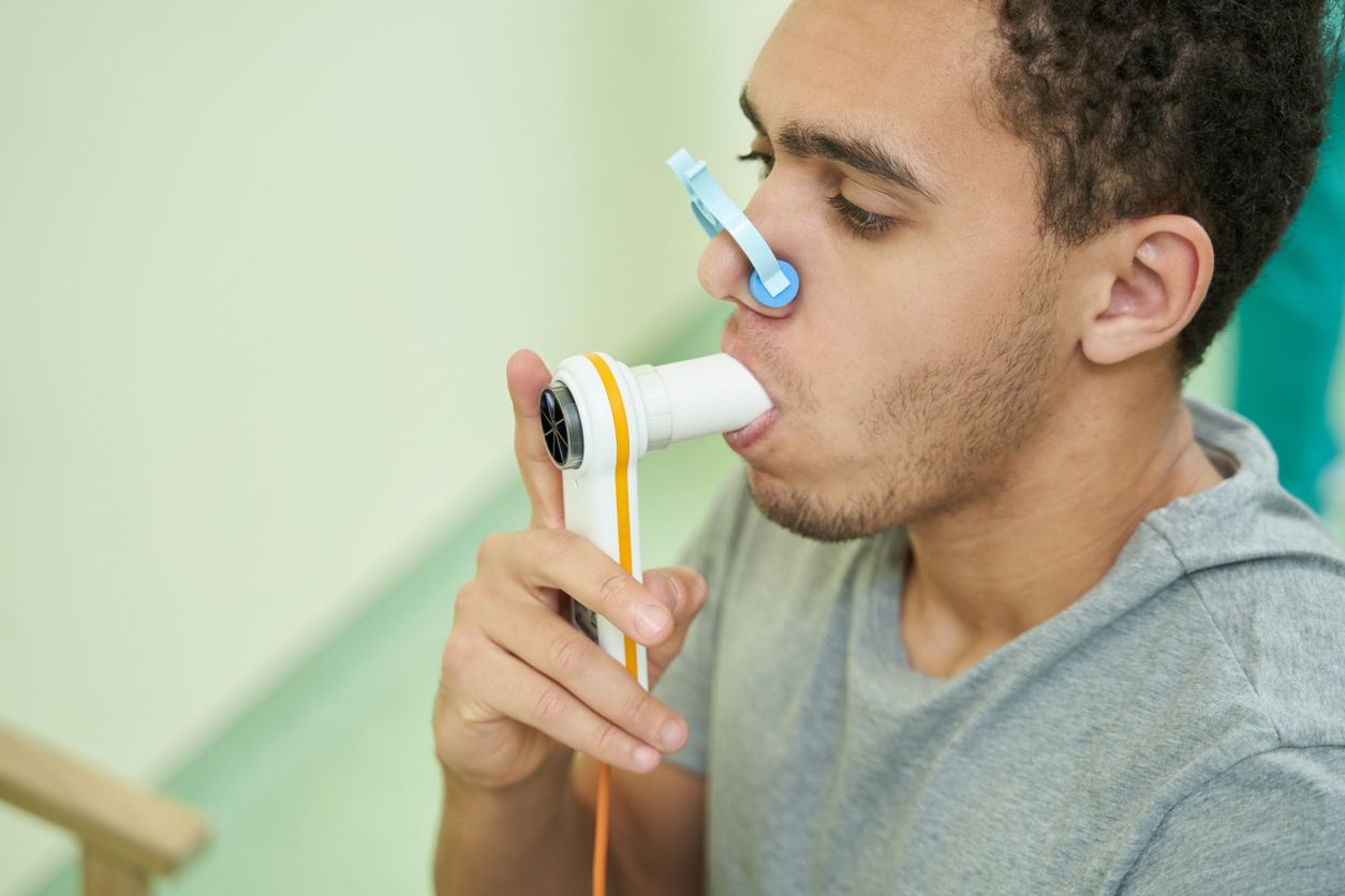 Jongen gebruikt longmedicatie