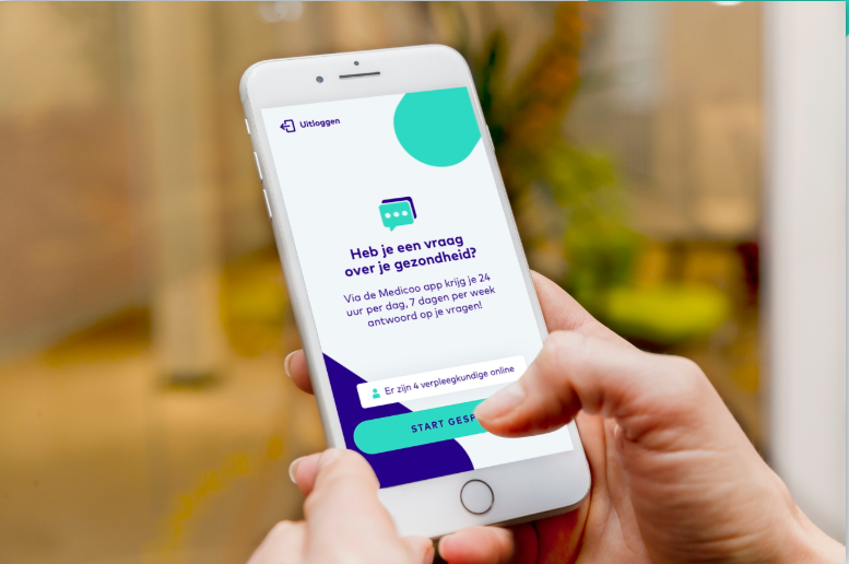 Telefoon met Medicoo app