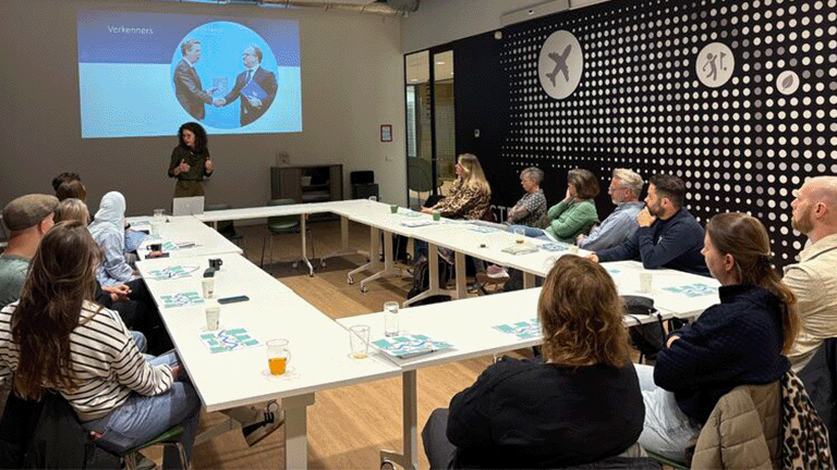 Mensen krijgen een training over 'Verkennend gesprek'