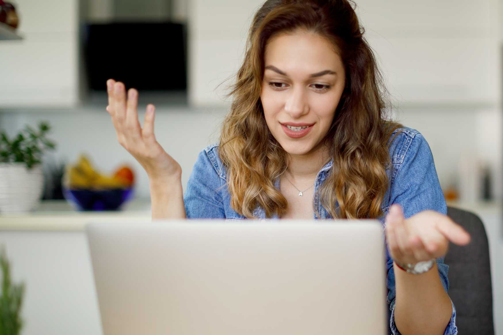 Vrouw kijkt naar laptop