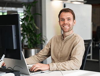 Jonge man achter laptop werken bij CZ