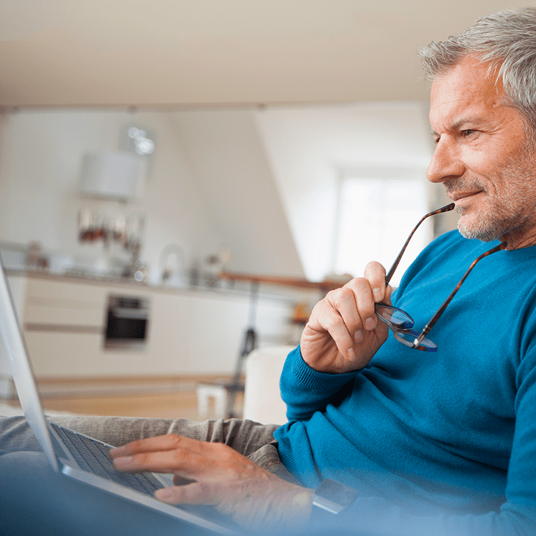 Man kijkt naar scherm van laptop