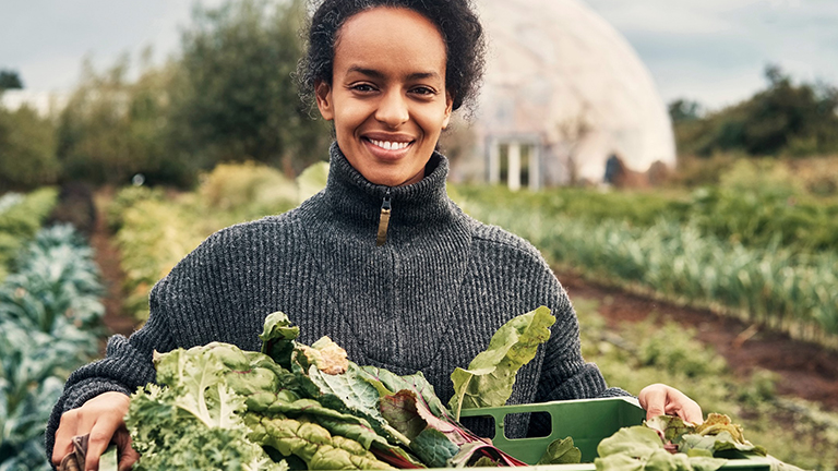 Tuinder met mand vol rabarber