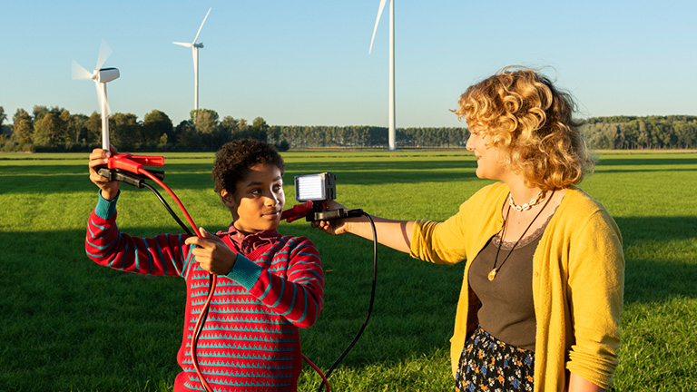 Windmolens op achtergrond