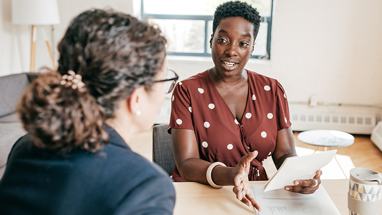 Vrouw helpt verzekerde aan bureau