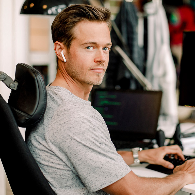 Man werkt achter laptop