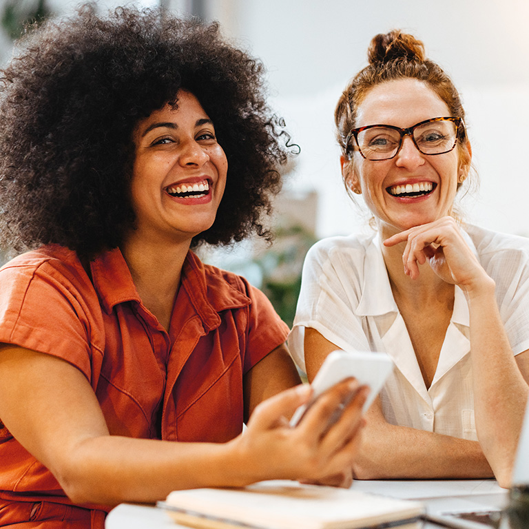 Twee vrouwen lachen samen