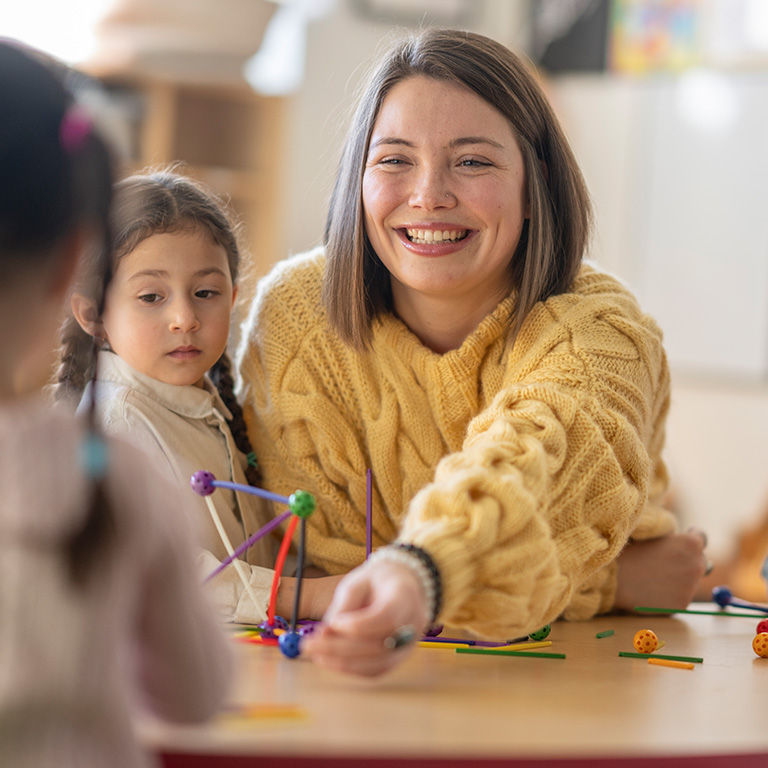 Vrouw speelt met kinderen
